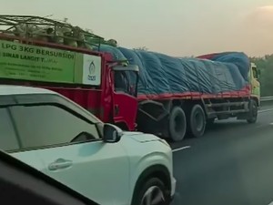 Truk Tabung Gas Tabrak Tronton hingga Nyangkut 6 Km di Tol, Sopir Tewas
