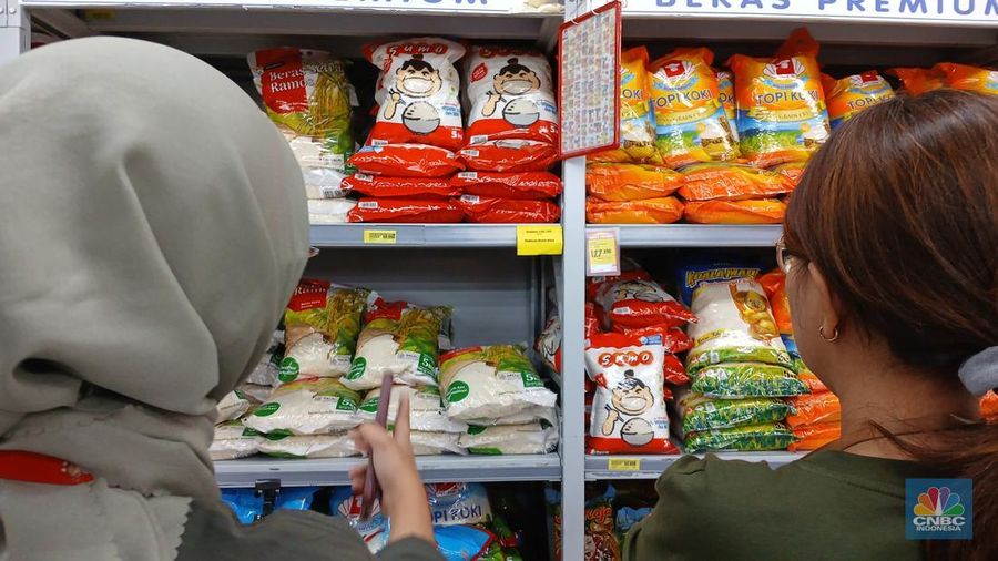 Warga memilih beras jenis premium di salah satu pusat perbelanjaan di Jakarta, Rabu (27/8/2025). Warga memilih beras jenis premium di salah satu pusat perbelanjaan di Jakarta, Rabu (27/8/2025). (CNBC Indonesia/Tri Susilo)