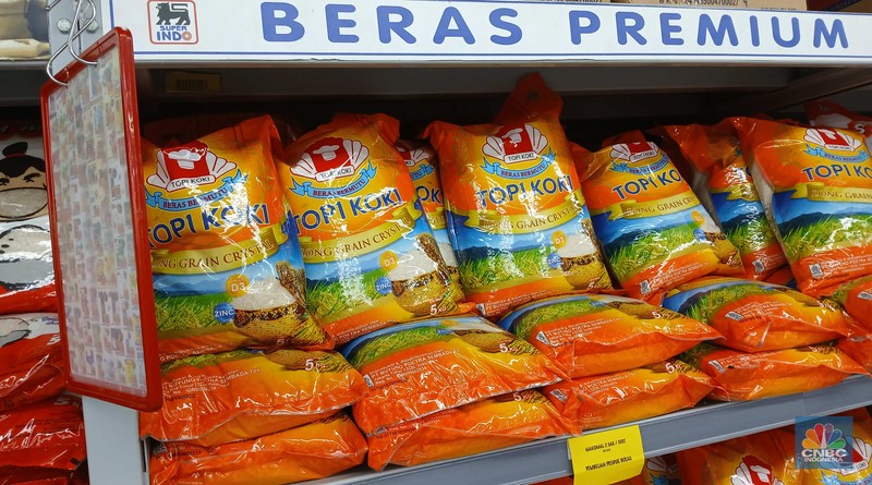 Warga memilih beras jenis premium di salah satu pusat perbelanjaan di Jakarta, Rabu (27/8/2025). Warga memilih beras jenis premium di salah satu pusat perbelanjaan di Jakarta, Rabu (27/8/2025). (CNBC Indonesia/Tri Susilo)
