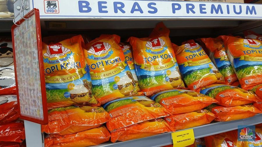 Warga memilih beras jenis premium di salah satu pusat perbelanjaan di Jakarta, Rabu (27/8/2025). (CNBC Indonesia/Tri Susilo)