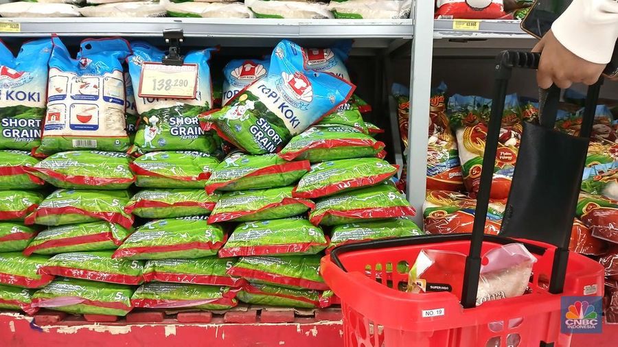 Warga memilih beras jenis premium di salah satu pusat perbelanjaan di Jakarta, Rabu (27/8/2025). (CNBC Indonesia/Tri Susilo)
