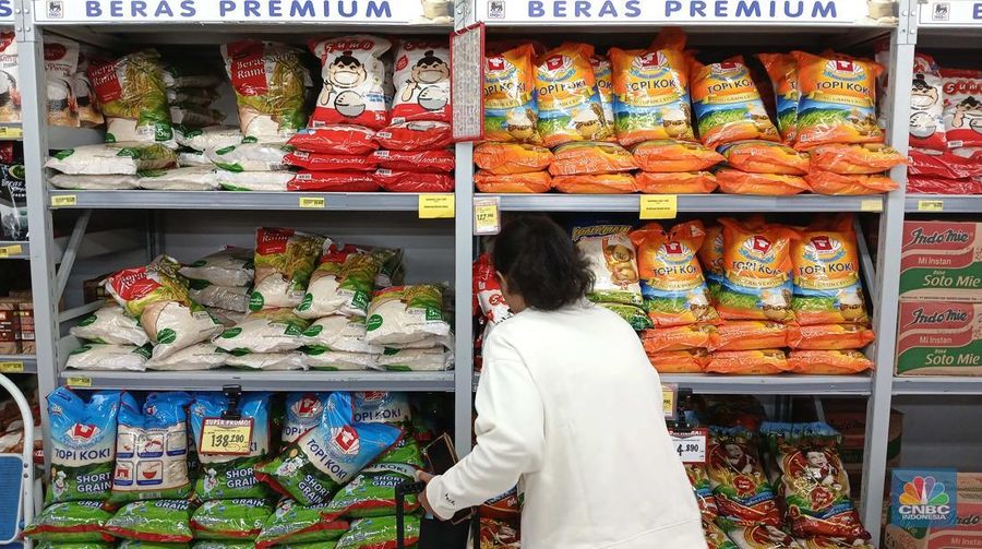 Warga memilih beras jenis premium di salah satu pusat perbelanjaan di Jakarta, Rabu (27/8/2025). (CNBC Indonesia/Tri Susilo)