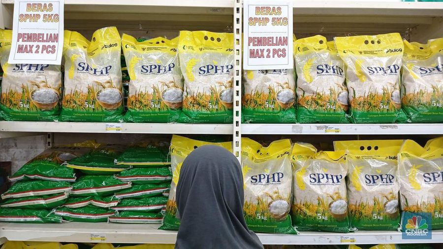 Warga memilih beras jenis premium di salah satu pusat perbelanjaan di Jakarta, Rabu (27/8/2025). (CNBC Indonesia/Tri Susilo)