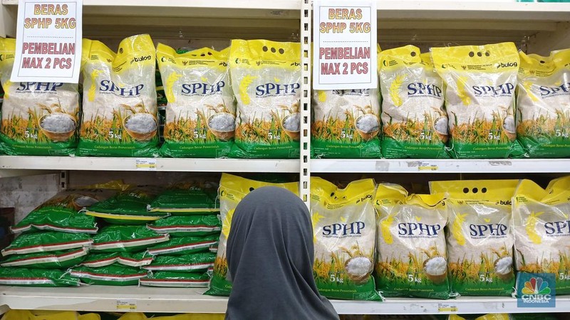 Warga memilih beras jenis premium di salah satu pusat perbelanjaan di Jakarta, Rabu (27/8/2025). (CNBC Indonesia/Tri Susilo)