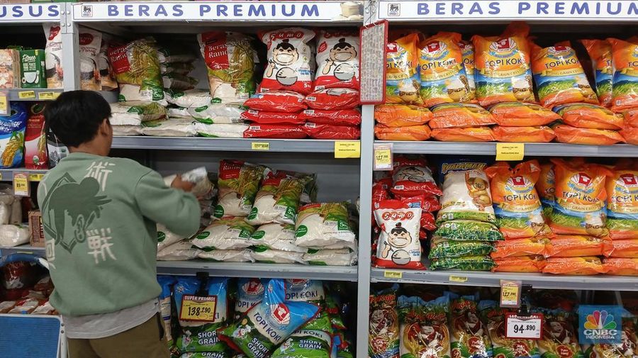 Warga memilih beras jenis premium di salah satu pusat perbelanjaan di Jakarta, Rabu (27/8/2025). (CNBC Indonesia/Tri Susilo)