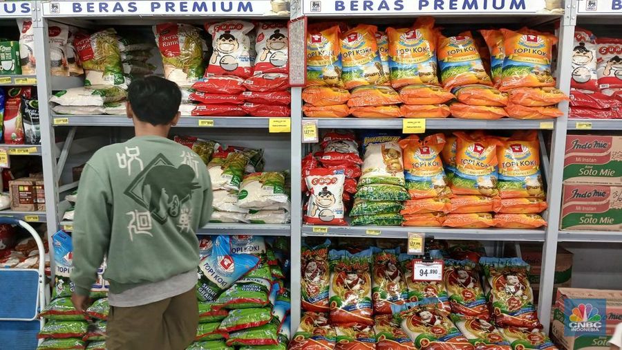 Warga memilih beras jenis premium di salah satu pusat perbelanjaan di Jakarta, Rabu (27/8/2025). (CNBC Indonesia/Tri Susilo)
