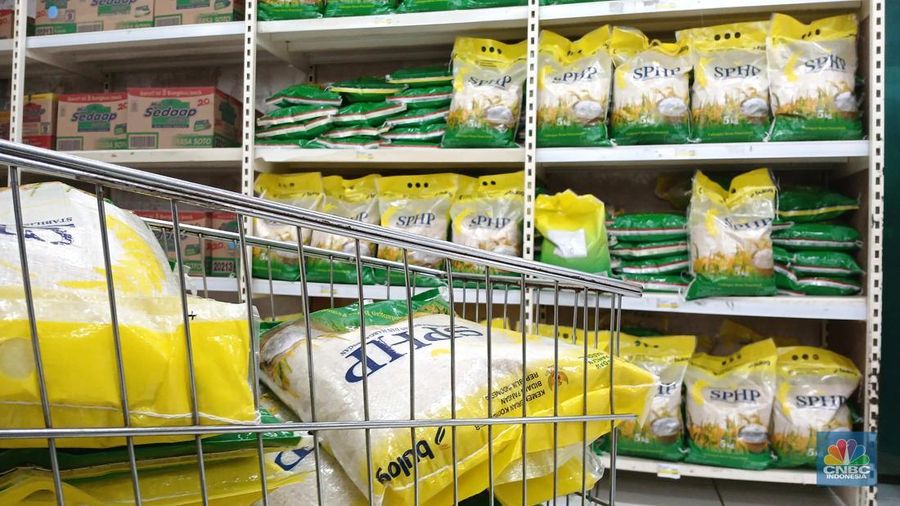 Warga memilih beras jenis premium di salah satu pusat perbelanjaan di Jakarta, Rabu (27/8/2025). (CNBC Indonesia/Tri Susilo)