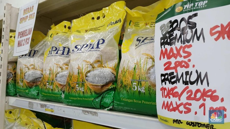 Warga memilih beras jenis premium di salah satu pusat perbelanjaan di Jakarta, Rabu (27/8/2025). (CNBC Indonesia/Tri Susilo)