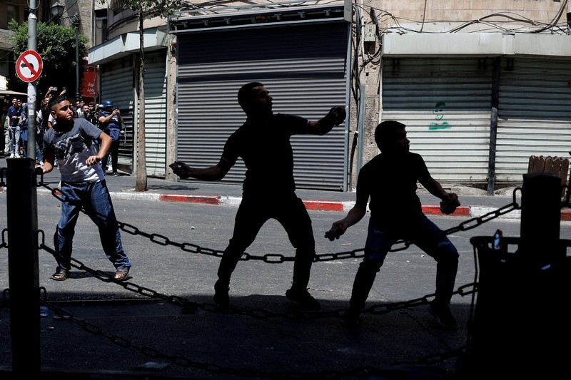Warga Palestina melempar benda-benda, saat bentrok dengan pasukan Israel, selama serangan Israel di Ramallah, di Tepi Barat yang diduduki Israel, 26 Agustus 2025. Warga Palestina melempar benda-benda, saat bentrok dengan pasukan Israel, selama serangan Israel di Ramallah, di Tepi Barat yang diduduki Israel, 26 Agustus 2025. (REUTERS/Mohammed Torokman)