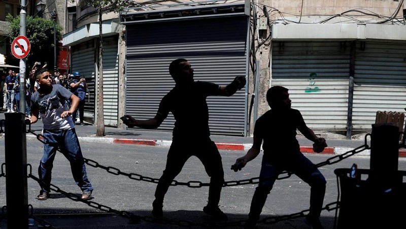 Warga Palestina melempar benda-benda, saat bentrok dengan pasukan Israel, selama serangan Israel di Ramallah, di Tepi Barat yang diduduki Israel, 26 Agustus 2025. (REUTERS/Mohammed Torokman)