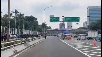 Video: Ada Demo Depan Gedung DPR, Akses Keluar Tol Slipi Ditutup