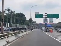 Video: Ada Demo Depan Gedung DPR, Akses Keluar Tol Slipi Ditutup
