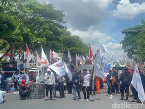 Waspada Macet! Frontage Ahmad Yani Surabaya Dipadati Ratusan Buruh