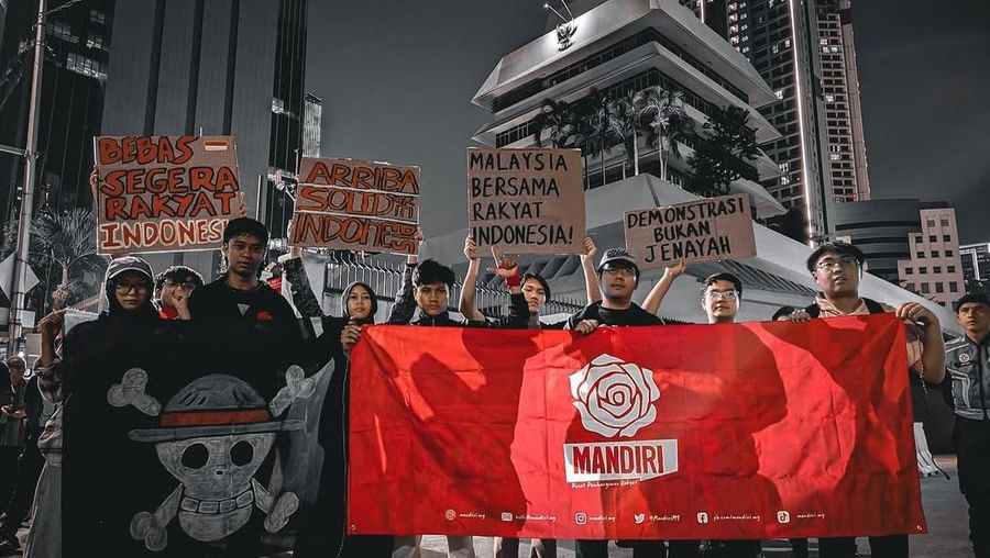 Aksi solidaritas digelar di depan Kedutaan Besar Indonesia di Kuala Lumpur, dengan massa membawa poster dan seruan hingga bendera One Piece sebagai dukungan bagi warga Indonesia. (Instagram/mandiri.my)