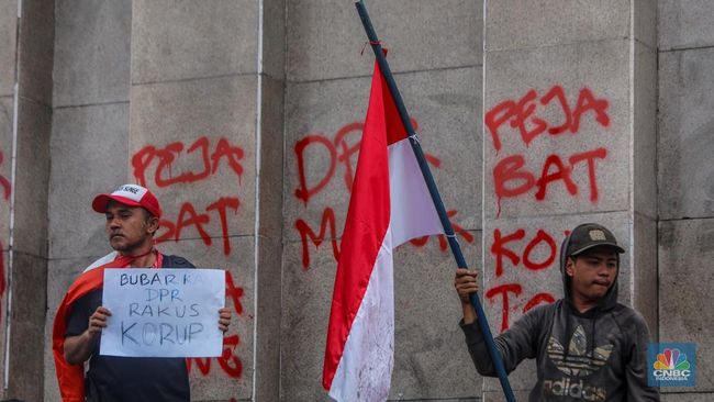 Suasana Terbaru Demo di DPR, Massa Buruh Pulang-Mahasiswa Datang