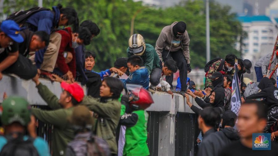 Aksi unjuk rasa berakhir ricuh di depan kompleks DPR/MPR RI, Jakarta, pada Kamis (28/8/2025). (CNBC Indonesia/Faisal Rahman)