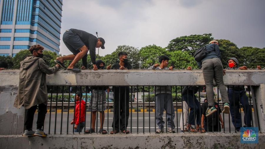 Aksi unjuk rasa berakhir ricuh di depan kompleks DPR/MPR RI, Jakarta, pada Kamis (28/8/2025). (CNBC Indonesia/Faisal Rahman)