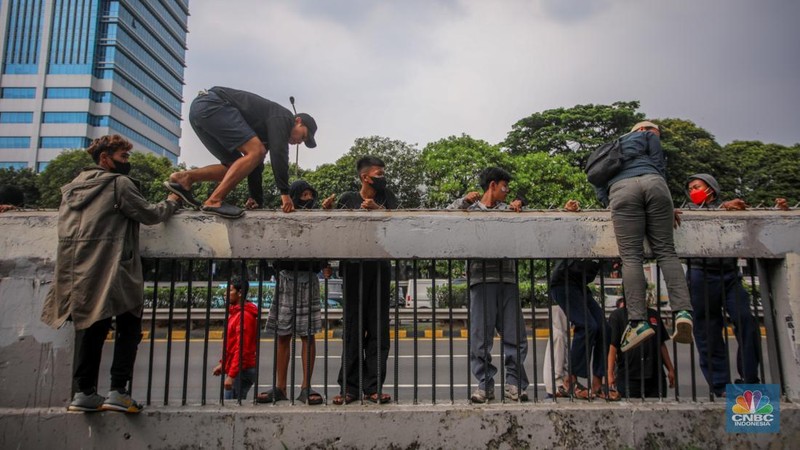 Aksi unjuk rasa berakhir ricuh di depan kompleks DPR/MPR RI, Jakarta, pada Kamis (28/8/2025). (CNBC Indonesia/Faisal Rahman)
