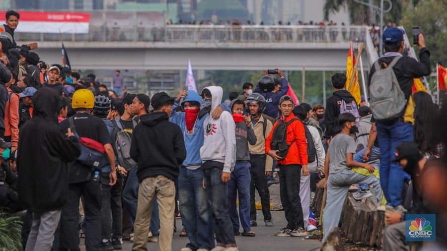 Aksi unjuk rasa berakhir ricuh di depan kompleks DPR/MPR RI, Jakarta, pada Kamis (28/8/2025). Aksi unjuk rasa berakhir ricuh di depan kompleks DPR/MPR RI, Jakarta, pada Kamis (28/8/2025). (CNBC Indonesia/Faisal Rahman)