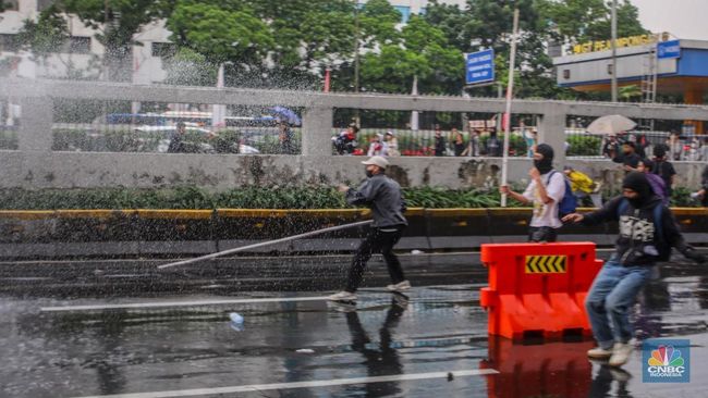 Panas! Demo 28 Agustus Ricuh, Massa Panjat Pagar Tol-Lempari Aparat