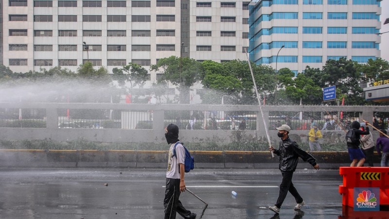 Aksi unjuk rasa berakhir ricuh di depan kompleks DPR/MPR RI, Jakarta, pada Kamis (28/8/2025). Aksi unjuk rasa berakhir ricuh di depan kompleks DPR/MPR RI, Jakarta, pada Kamis (28/8/2025). (CNBC Indonesia/Faisal Rahman)
