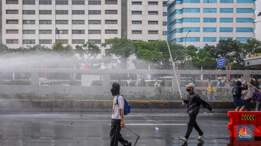 Aksi unjuk rasa berakhir ricuh di depan kompleks DPR/MPR RI, Jakarta, pada Kamis (28/8/2025). (CNBC Indonesia/Faisal Rahman)
