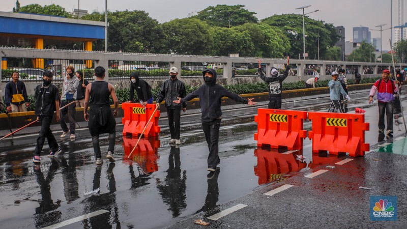 Aksi unjuk rasa berakhir ricuh di depan kompleks DPR/MPR RI, Jakarta, pada Kamis (28/8/2025). Aksi unjuk rasa berakhir ricuh di depan kompleks DPR/MPR RI, Jakarta, pada Kamis (28/8/2025). (CNBC Indonesia/Faisal Rahman)