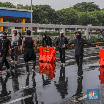 Panas! Demo 28 Agustus Ricuh, Massa Panjat Pagar Tol-Lempari Aparat