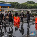 Panas! Demo 28 Agustus Ricuh, Massa Panjat Pagar Tol-Lempari Aparat