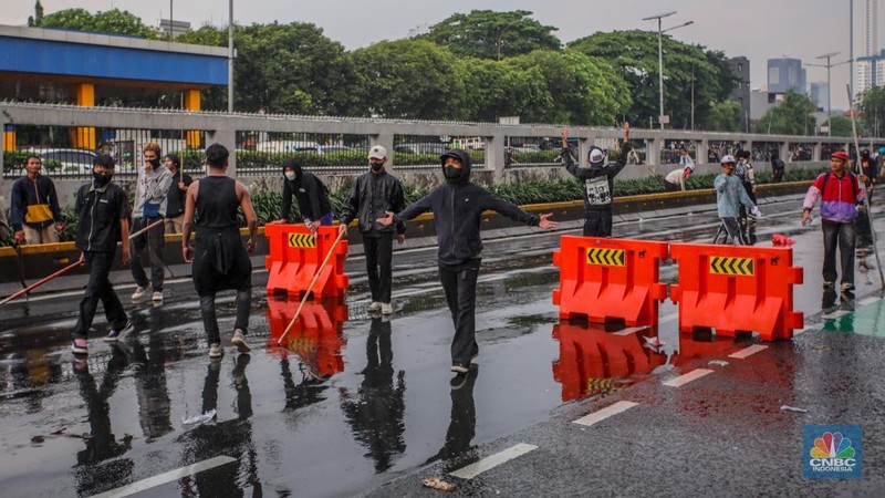 Aksi unjuk rasa berakhir ricuh di depan kompleks DPR/MPR RI, Jakarta, pada Kamis (28/8/2025). (CNBC Indonesia/Faisal Rahman)