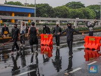 Panas! Demo 28 Agustus Ricuh, Massa Panjat Pagar Tol-Lempari Aparat