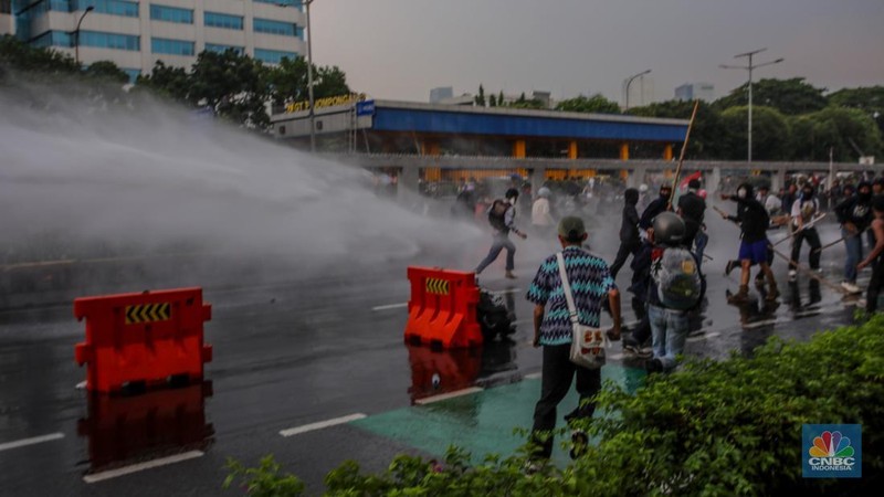 Aksi unjuk rasa berakhir ricuh di depan kompleks DPR/MPR RI, Jakarta, pada Kamis (28/8/2025). (CNBC Indonesia/Faisal Rahman)