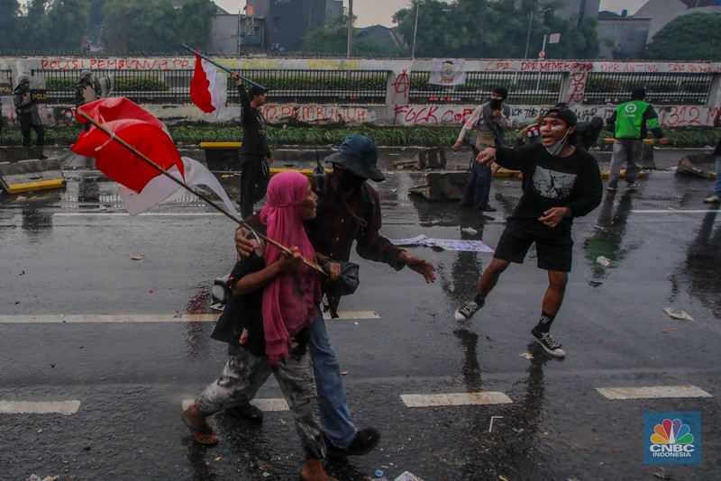 Aksi unjuk rasa berakhir ricuh di depan kompleks DPR/MPR RI, Jakarta, pada Kamis (28/8/2025). Aksi unjuk rasa berakhir ricuh di depan kompleks DPR/MPR RI, Jakarta, pada Kamis (28/8/2025). (CNBC Indonesia/Faisal Rahman)