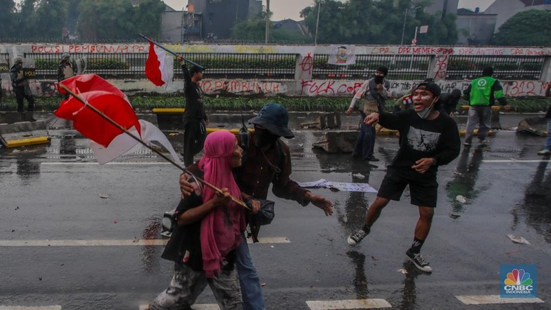 Aksi unjuk rasa berakhir ricuh di depan kompleks DPR/MPR RI, Jakarta, pada Kamis (28/8/2025). (CNBC Indonesia/Faisal Rahman)