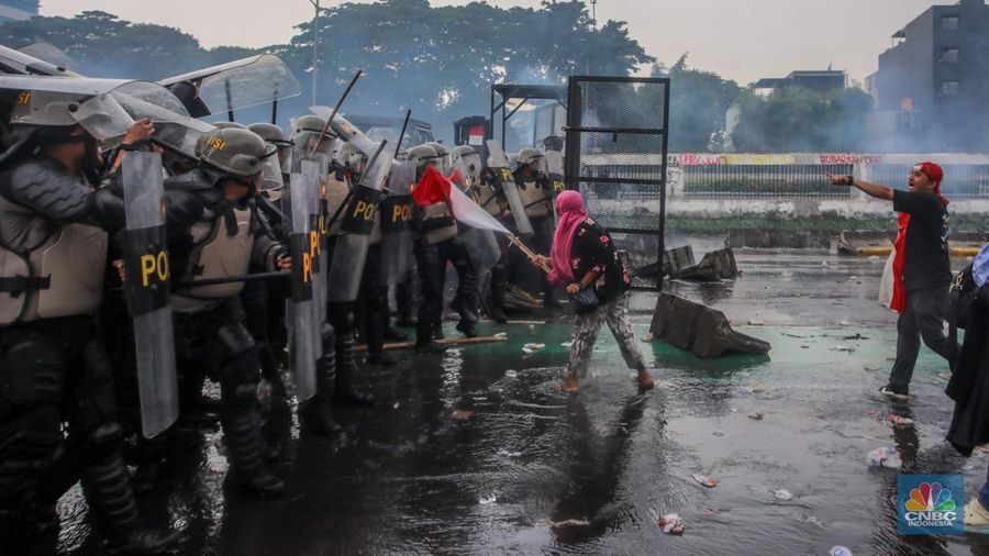 Aksi unjuk rasa berakhir ricuh di depan kompleks DPR/MPR RI, Jakarta, pada Kamis (28/8/2025). (CNBC Indonesia/Faisal Rahman)