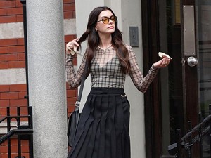 Anne Hathaway Jatuh saat Syuting The Devil Wears Prada 2, Hak Sepatu Patah
