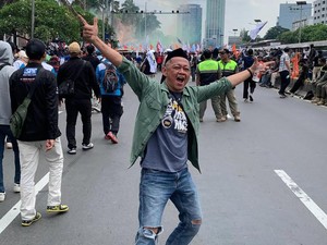Video: Aksi Bang Madun Ikut Aksi Demo di Gedung DPR