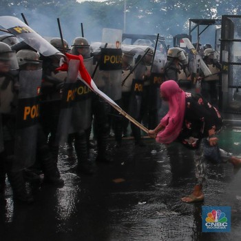 Duh! Ada Emak-emak Ngamuk saat Demo di DPR-Bentrok dengan Aparat
