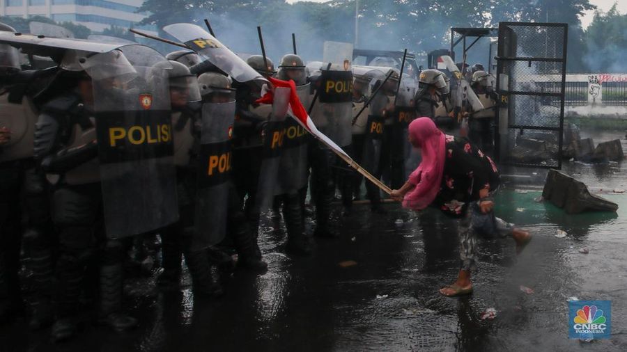 Beberapa ibu-ibu melakukan aksi terlibat bentrok dengan pasukan kepolisian di depan Gedung DPR/MPR, Jakarta, Kamis (28/8/2025). (CNBC Indonesia/Faisal Rahman)