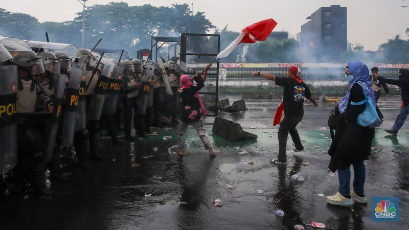 Beberapa ibu-ibu melakukan aksi terlibat bentrok dengan pasukan kepolisian di depan Gedung DPR/MPR, Jakarta, Kamis (28/8/2025). Beberapa ibu-ibu melakukan aksi terlibat bentrok dengan pasukan kepolisian di depan Gedung DPR/MPR, Jakarta, Kamis (28/8/2025). (CNBC Indonesia/Faisal Rahman)