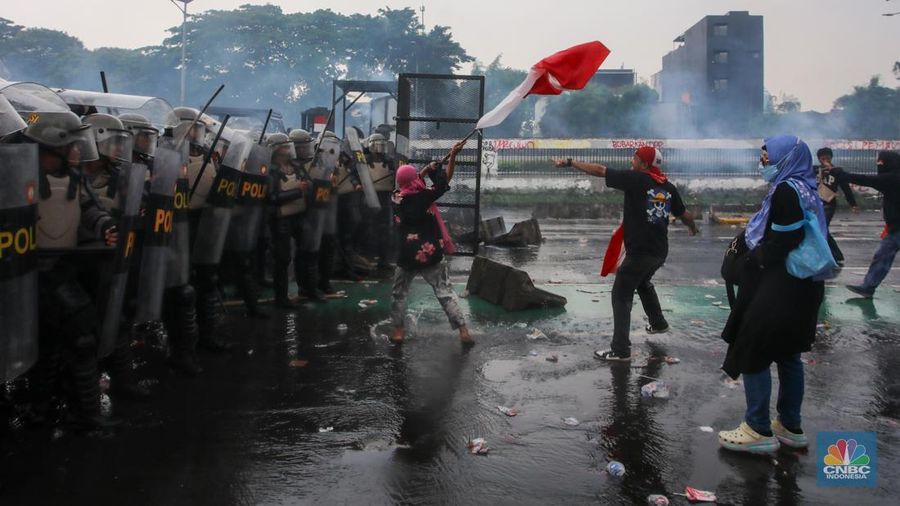 Beberapa ibu-ibu melakukan aksi terlibat bentrok dengan pasukan kepolisian di depan Gedung DPR/MPR, Jakarta, Kamis (28/8/2025). Beberapa ibu-ibu melakukan aksi terlibat bentrok dengan pasukan kepolisian di depan Gedung DPR/MPR, Jakarta, Kamis (28/8/2025). (CNBC Indonesia/Faisal Rahman)