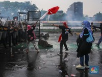 Cara Aman Atasi Perih Akibat Gas Air Mata, Jangan Gunakan Odol