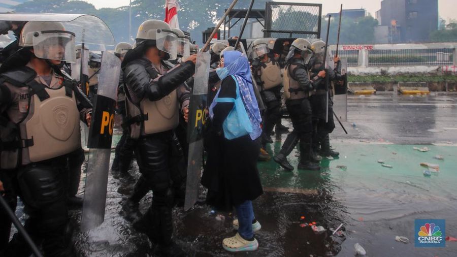 Beberapa ibu-ibu melakukan aksi terlibat bentrok dengan pasukan kepolisian di depan Gedung DPR/MPR, Jakarta, Kamis (28/8/2025). (CNBC Indonesia/Faisal Rahman)
