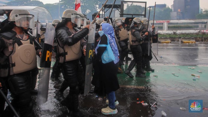 Beberapa ibu-ibu melakukan aksi terlibat bentrok dengan pasukan kepolisian di depan Gedung DPR/MPR, Jakarta, Kamis (28/8/2025). (CNBC Indonesia/Faisal Rahman)