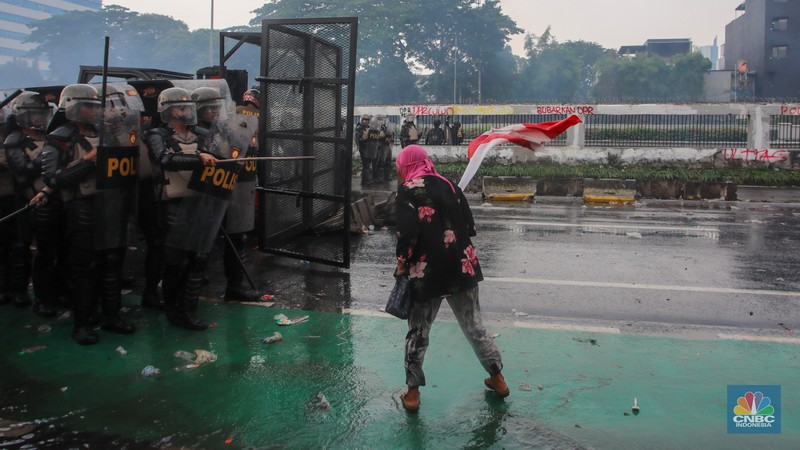 Beberapa ibu-ibu melakukan aksi terlibat bentrok dengan pasukan kepolisian di depan Gedung DPR/MPR, Jakarta, Kamis (28/8/2025). Beberapa ibu-ibu melakukan aksi terlibat bentrok dengan pasukan kepolisian di depan Gedung DPR/MPR, Jakarta, Kamis (28/8/2025). (CNBC Indonesia/Faisal Rahman)