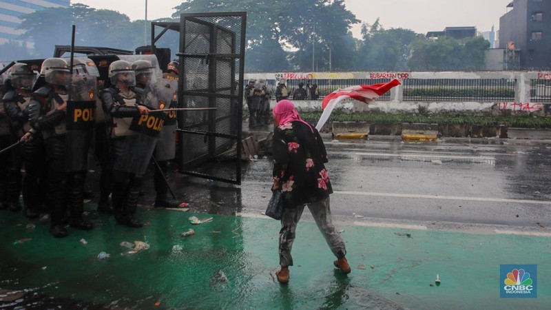 Beberapa ibu-ibu melakukan aksi terlibat bentrok dengan pasukan kepolisian di depan Gedung DPR/MPR, Jakarta, Kamis (28/8/2025). (CNBC Indonesia/Faisal Rahman)