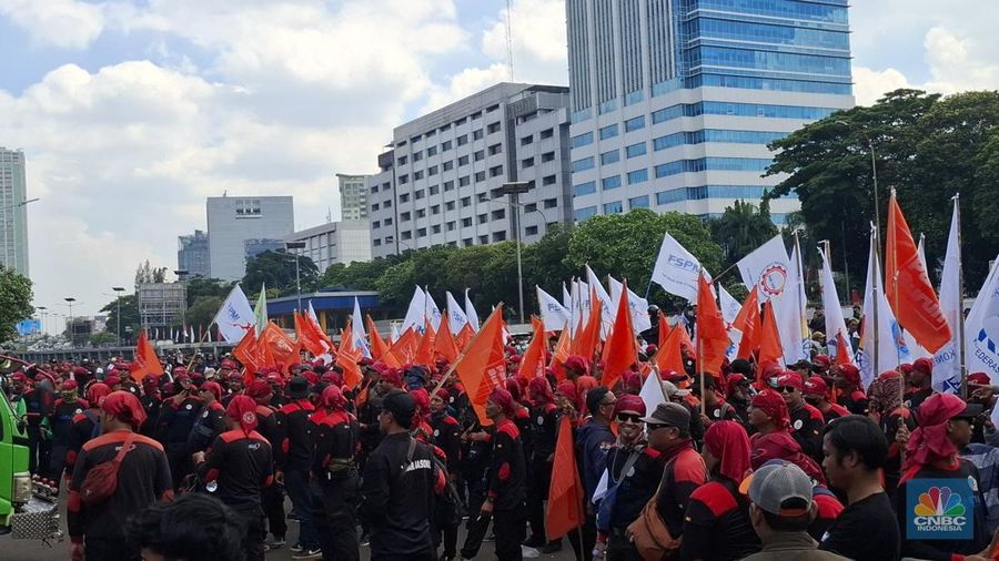 Buruh Mulai Padati Depan Gedung DPR. (CNBC Indonesia/Chandra Dwi Pranata) Buruh Mulai Padati Depan Gedung DPR. (CNBC Indonesia/Chandra Dwi Pranata)