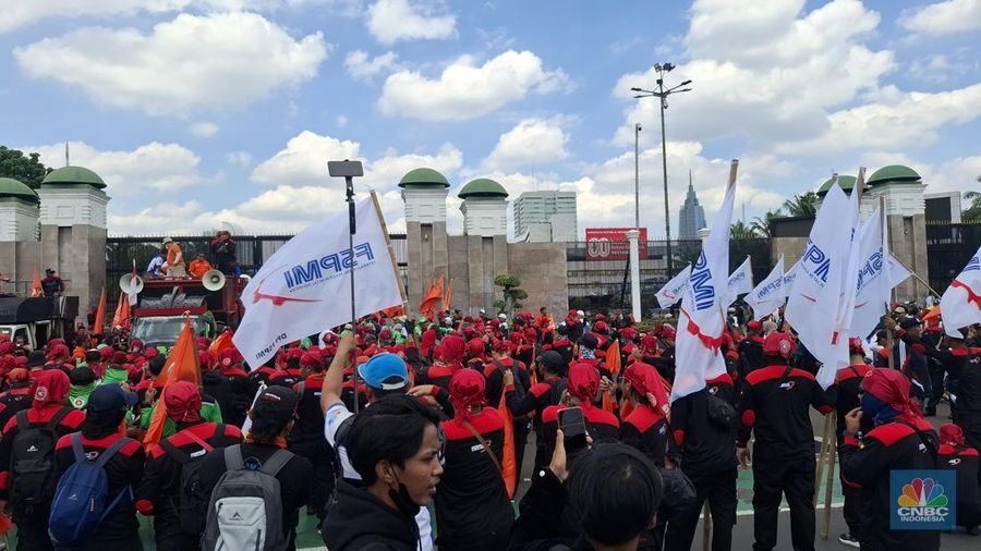 Buruh Mulai Padati Depan Gedung DPR. (CNBC Indonesia/Chandra Dwi Pranata)