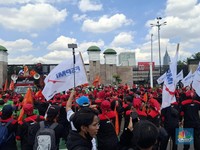 'Lautan Merah Hitam' Buruh Mulai Kepung Depan Gedung DPR, Teriak Ini