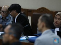 Eks Bos Taspen Didakwa Korupsi Rp 1 Triliun, Begini Ekspresinya